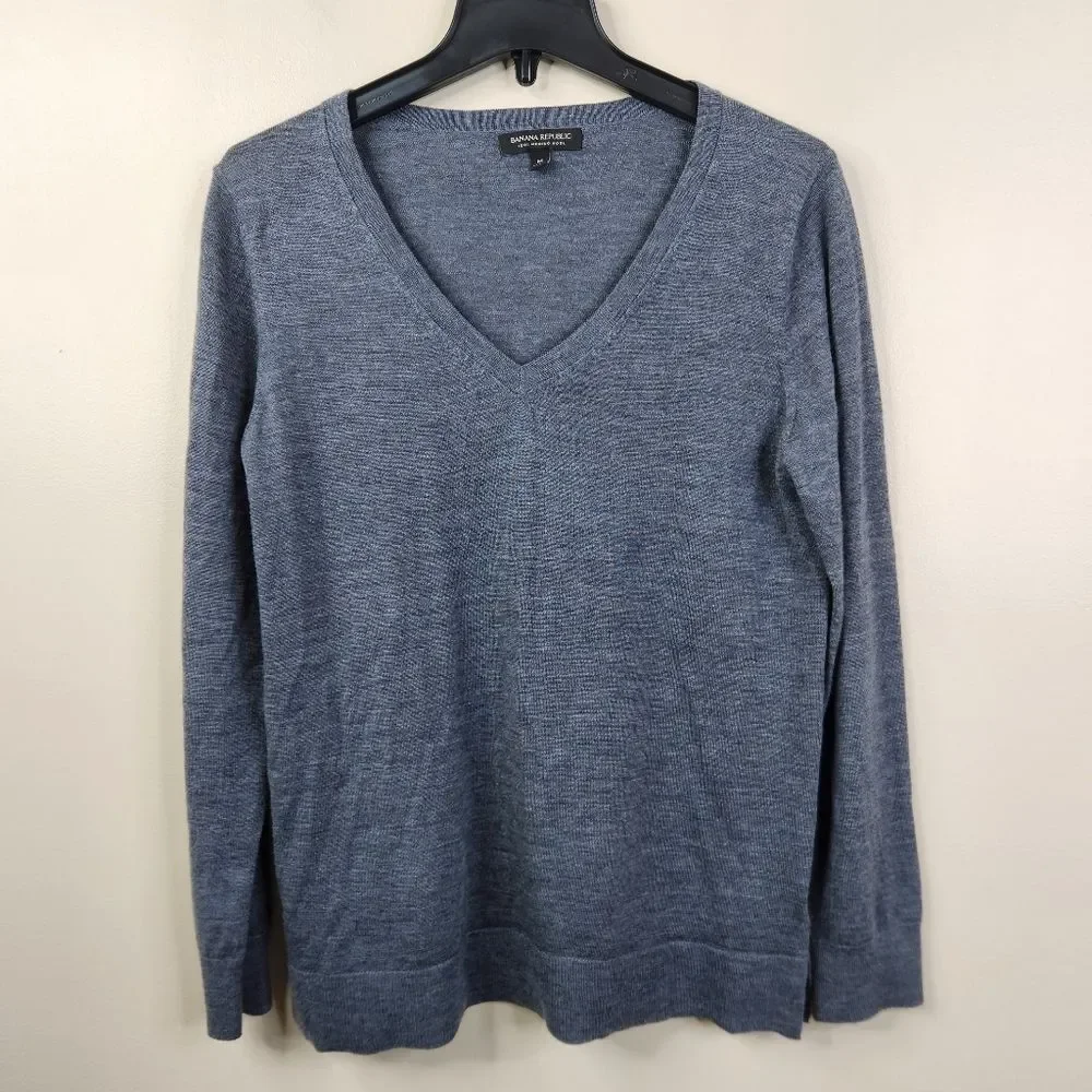 Banana Republic Mens Long Sleeve V-Neck Merino Wool Lightweight Sweater Medium